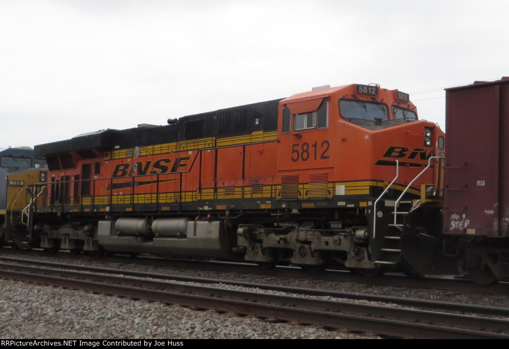 BNSF 5812